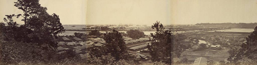 1863年の横浜の町並みと入海を丘の上から写したパノラマ写真